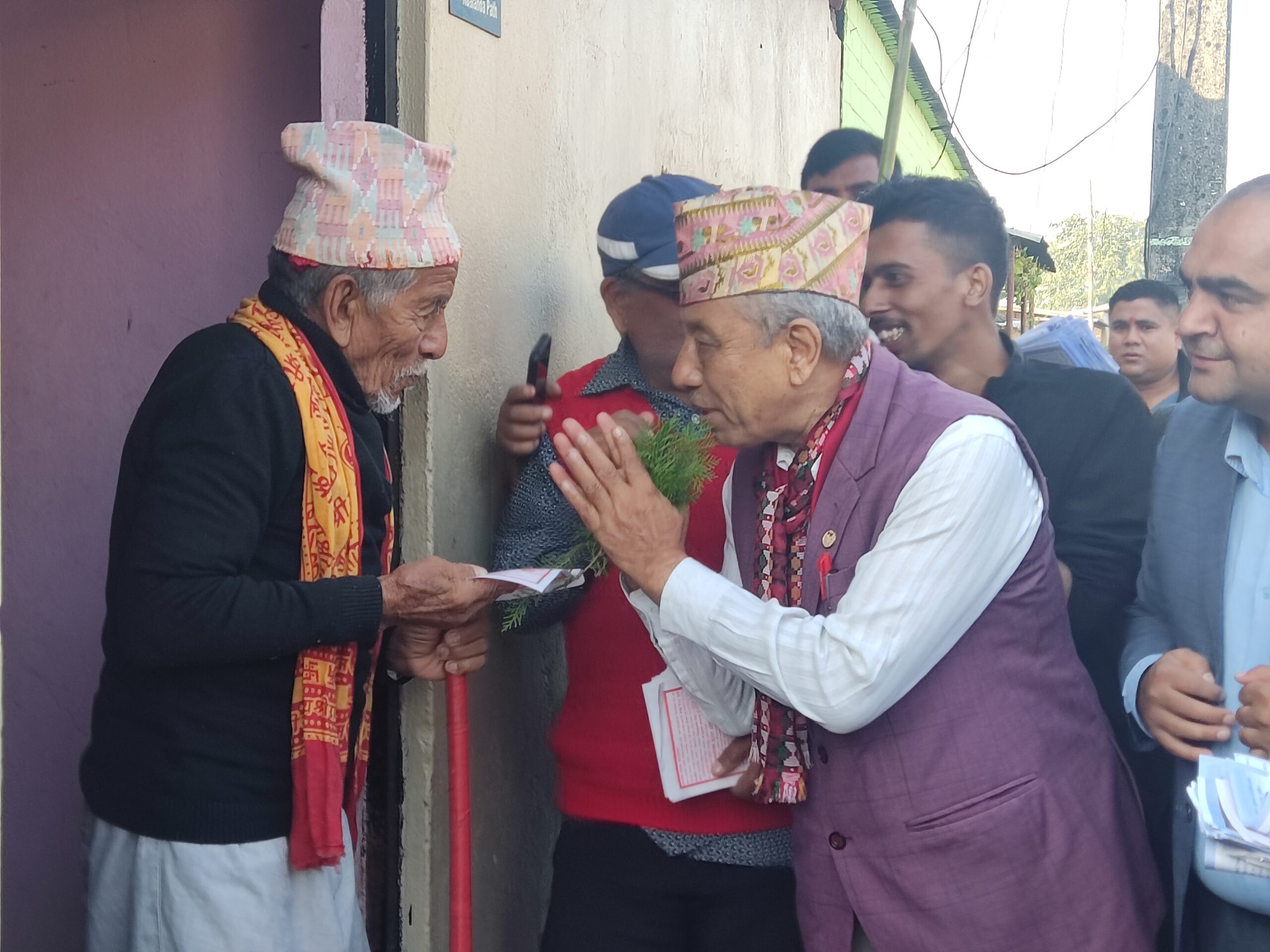 ‘गुनासा छन् तर एमाले छोड्न सक्दैनौ’