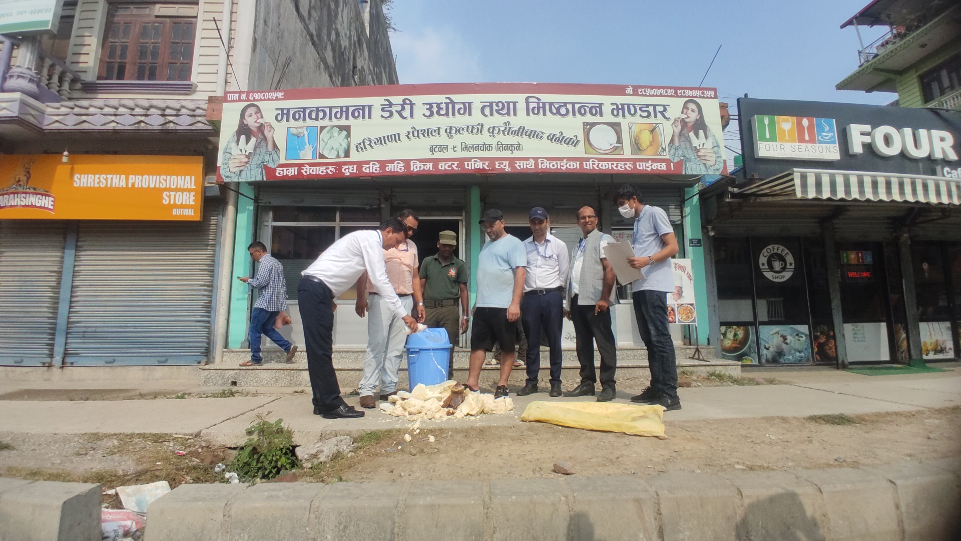 तीनकुनेको मनकामना डेरिमा भेटिएका अखाद्य बस्तु नष्ट, पटकपटक कारवाहीमा परेपनि भएन सुधार