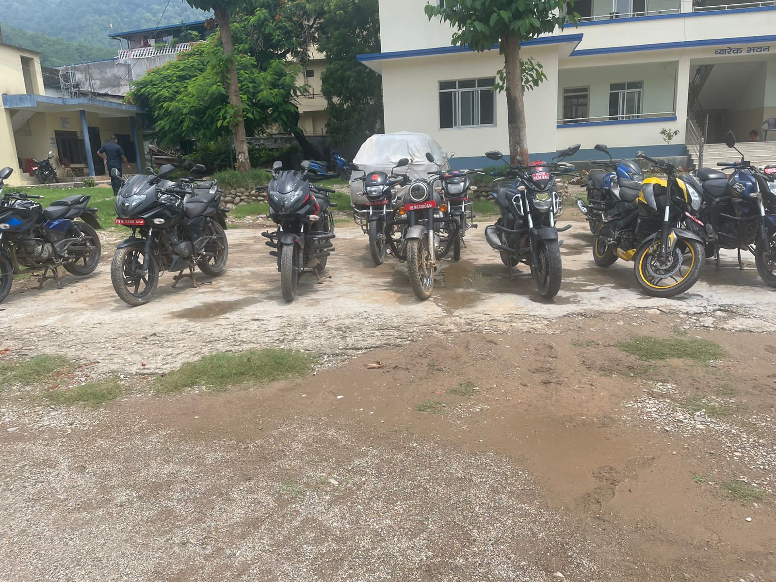 मोटरसाईकल चोरी गर्ने गिरोहका १२ जना पक्राउ