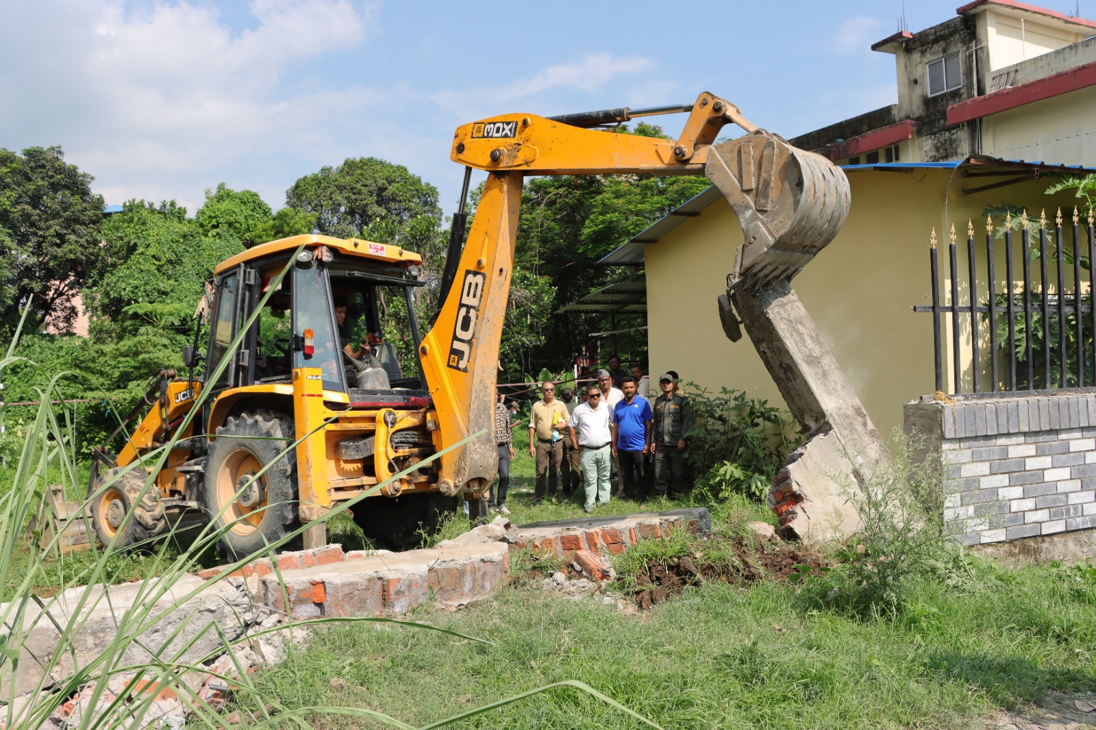 बुटवलको कालिकापथ र नेपालगञ्ज रोड जोड्न भत्काइयो पर्खाल