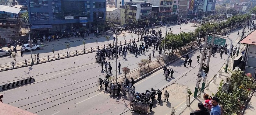 तीनकुनेमा प्रदर्शनकारीलाई हटाउन पानीको फोहोरा प्रहार