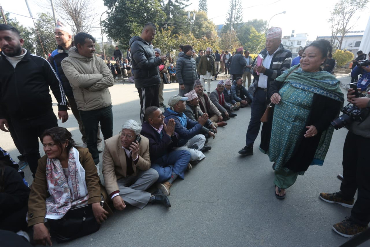 निर्वाचन आयोगमा नेपाली कांग्रेसको धर्ना