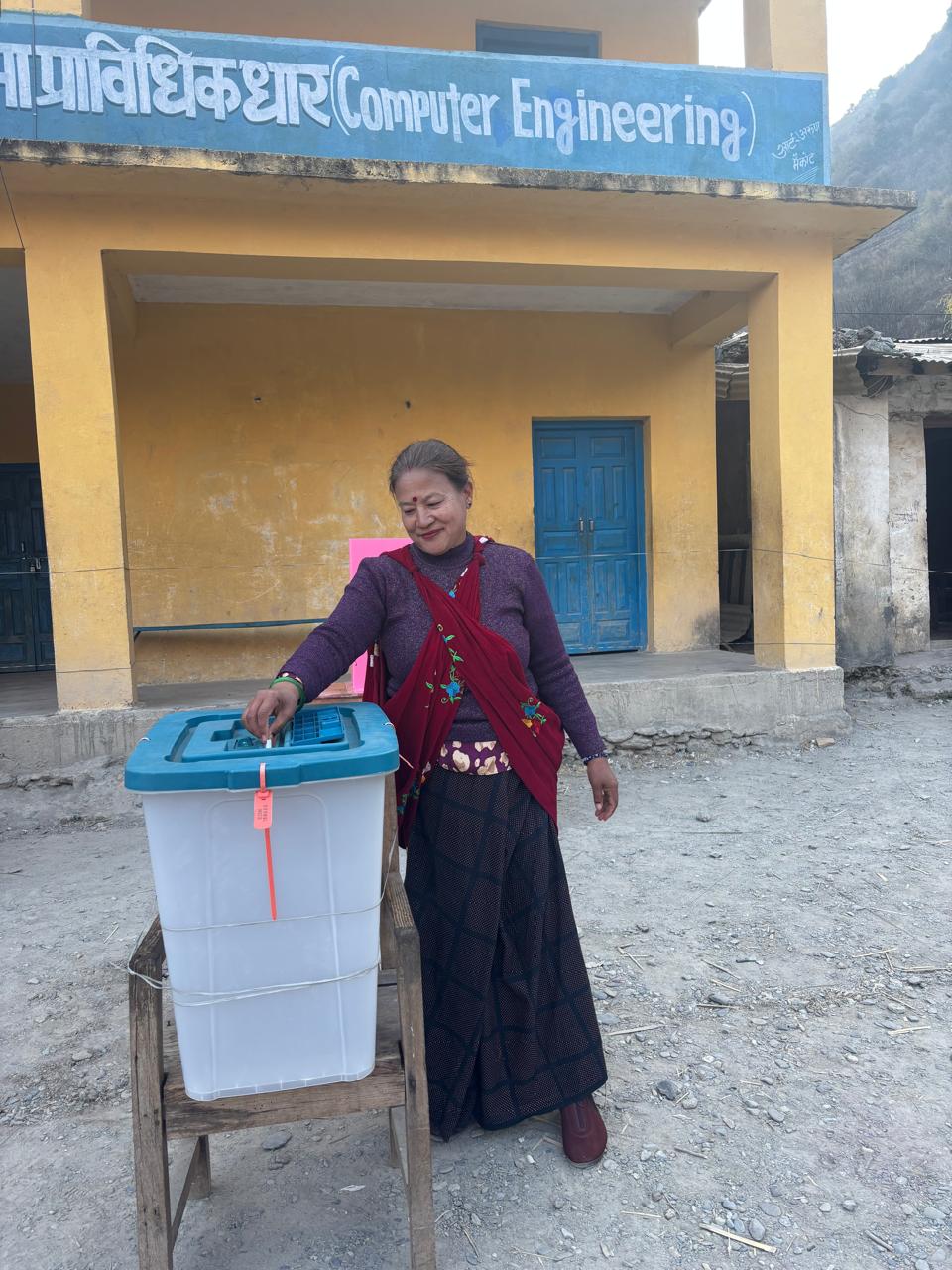 रुकुम पूर्वमा कांग्रेस उम्मेदवार कुसुम देवी थापा मगरले गरिन् मतदान